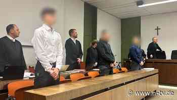 Geschlagen, erniedrigt, gefilmt: Opfer stundenlang misshandelt: Drei Männer vor Gericht