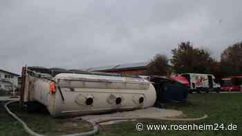 Silozug kippt um: Spektakuläre Bergung mit „großem Staubsauger“ bei Prutting