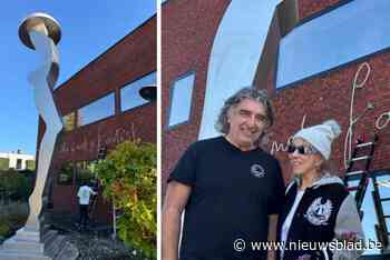 “Female, fuck of fabulous, het kan allemaal”: bakker plaatst twee opvallende kunstwerken in voortuin