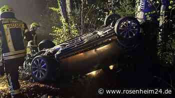Nach Überholmanöver: Auto überschlägt sich und prallt gegen Baum - Frau hat Glück im Unglück