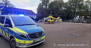 Aaltenaar (69) raakt levensgevaarlijk gewond als Duitse bus waarin hij zit, hard moet remmen