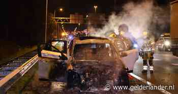 Auto gaat in vlammen op langs de A73 bij Rijkevoort, inzittende en hond met de schrik vrij