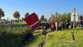 Vrachtwagen raakt van de weg en belandt in sloot
