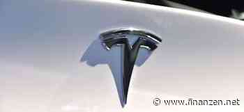 Tesla-Aktie springt an NASDAQ 100-Spitze: Gewinn von Tesla höher als erwartet - Musk wegen Millionen-Geschenke an Wähler verwarnt