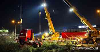 Vrachtwagen raakt te water