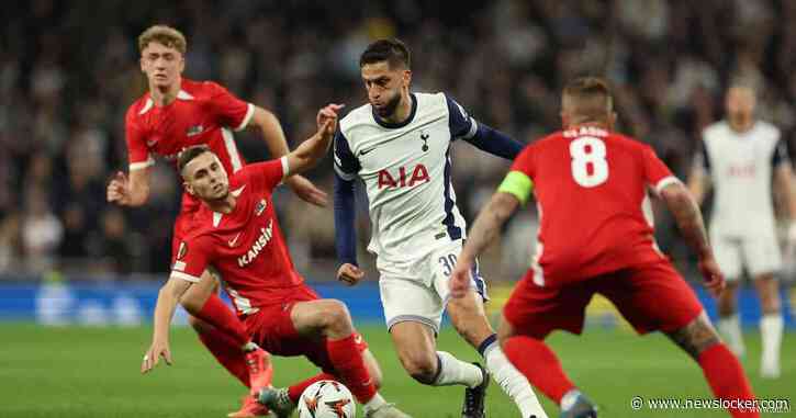 AZ speelt moeizaam en ziet Van Bommel na tien minuten geblesseerd het veld verlaten