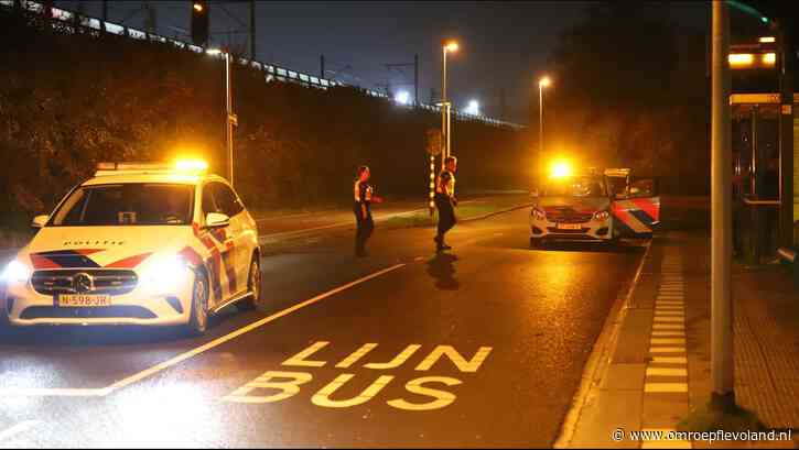Almere - Persoon gewond bij steekpartij bij bushalte Almere, politie zoekt getuigen