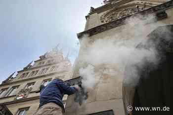 Nach erneuter Farbattacke: Rathaus wird mit Hochdruck gereinigt