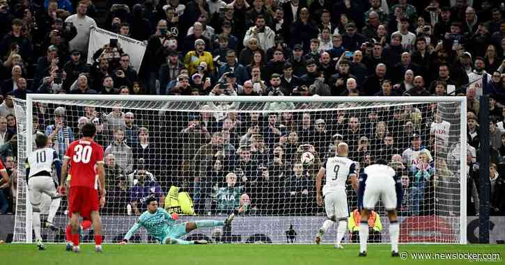 AZ vergeet te scoren en staat op achterstand na penalty voor Tottenham