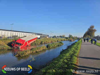 Vrachtwagen belandt in sloot Bredeweg Waddinxveen
