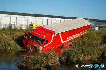 Vrachtwagenchauffeur schiet van de weg in de sloot Bredeweg N453 Waddinxveen
