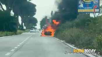 Auto distrutta da un incendio su via Cristoforo Colombo