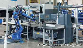 Präzisionshandling fürs empfindliche Naturprodukt Papier