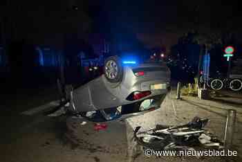 Auto ramt paaltjes in Wilrijk en gaat over de kop: bestuurder ter controle naar ziekenhuis gebracht