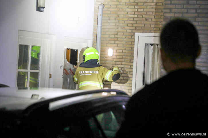 Brandweer slaat ruit in van woning nadat brandalarm af gaat