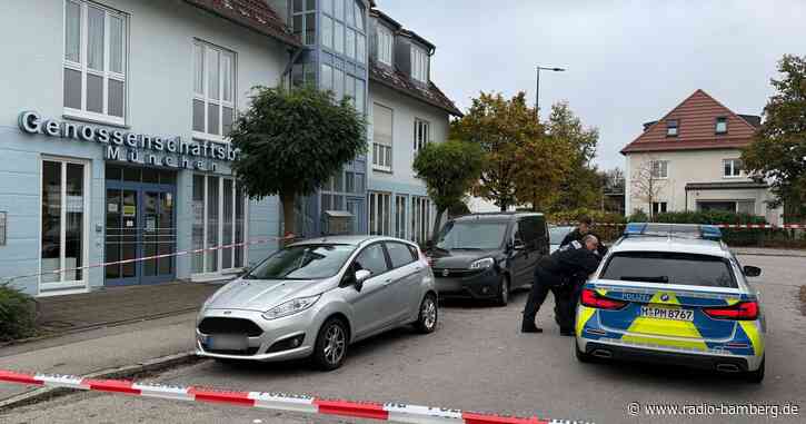 Angestellte bei Banküberfall in München bedroht und verletzt