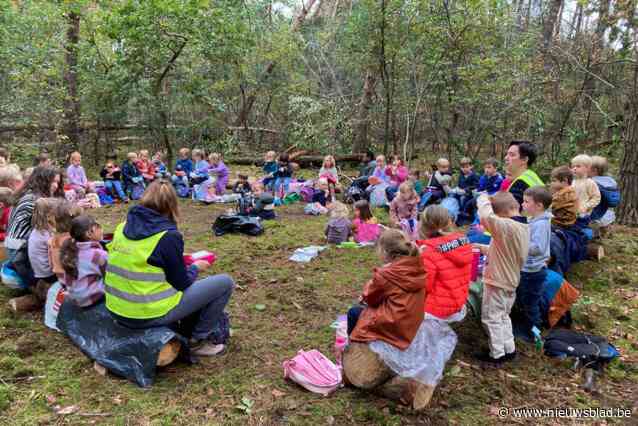 Kleuters wijden nieuwe zithoekje in Pommelsven in