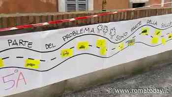 "Liberate la nostra scuola dalle auto". L'appello di genitori e bambini contro il traffico selvaggio