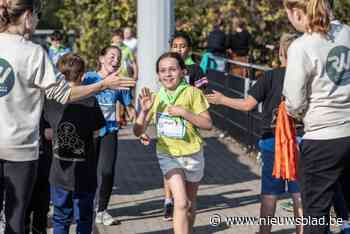 Duizendtal enthousiaste deelnemers lopen en wandelen tijdens Rumbeekse Warmathon voor het goede doel
