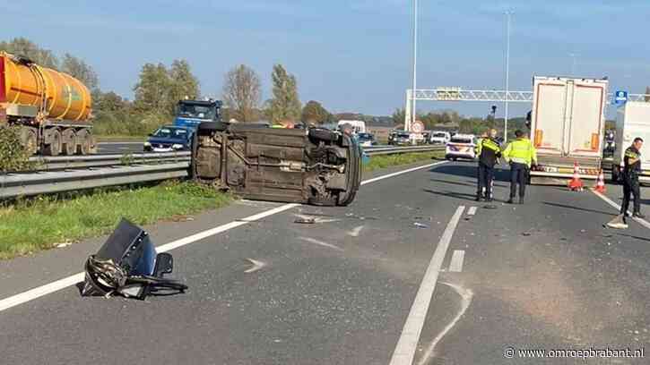 Auto belandt op z'n kant op de A58, lange file bij Etten-Leur