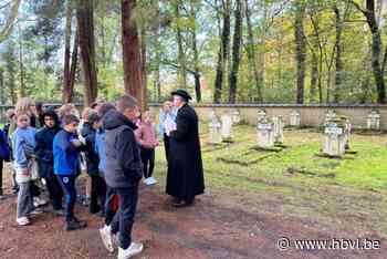 Leren lezen en rekenen op het kerkhof: “En een beetje griezelig”