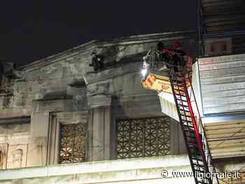 Paura a Milano, un uomo si arrampica sulla facciata della stazione Centrale