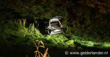 Auto belandt onderaan de dijk na ongeval in Heteren