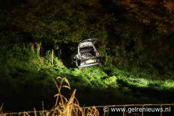 Auto belandt onderaan dijk na ongeval