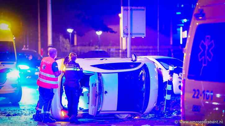 Automobilist negeert rood verkeerslicht en ramt auto die over kop slaat