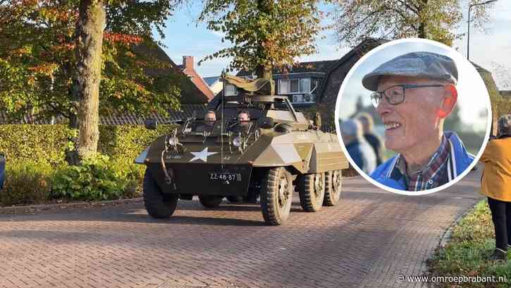 Jo kijkt net als 80 jaar geleden hoe militairen naar Den Bosch rijden