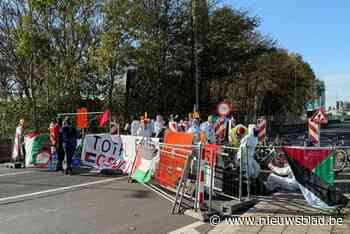 Activisten van Code Rood blokkeren Noorderlaan richting Antwerpse haven, ook Boomsesteenweg in Wilrijk versperd
