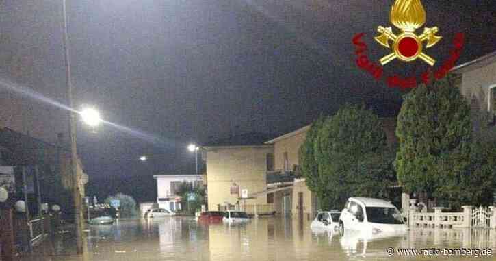 Heftiger Regen in Toskana: Feuerwehr rettet Autofahrer