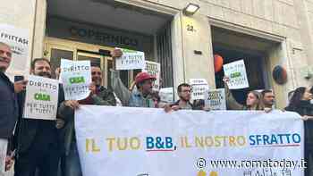 Blitz nella sede di Booking a Roma per protestare contro b&b, sfratti e affitti brevi
