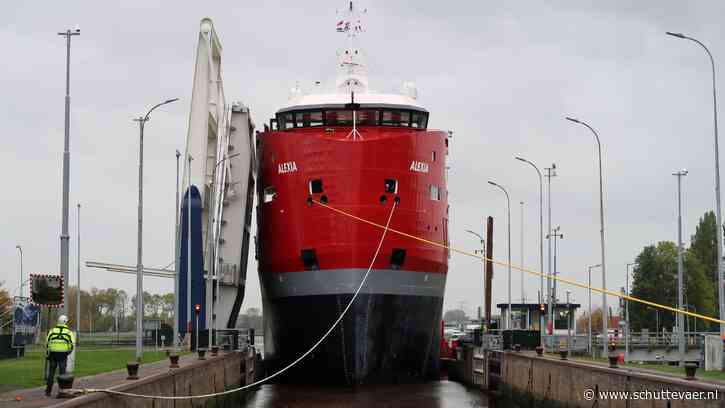Alexia op eigen lieren door stormvloeddeuren Zeesluis Farmsum