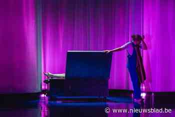 Bedrijf dat doden invriest, is onderwerp van uitstekend toneel: “Komisch toptalent toont met één blik de tragiek van de situatie”