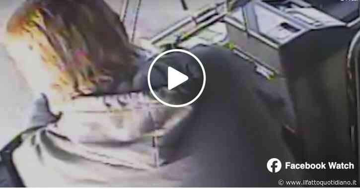 “Sta male, ha le convulsioni, aiuto”: l’autista si sente male e il bus è fuori controllo, due passeggeri si mettono al volante ed evitano una tragedia