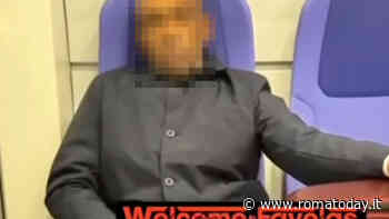 Ricoverato l’uomo che si toccava i genitali sul treno, diceva di essere amico di Biden