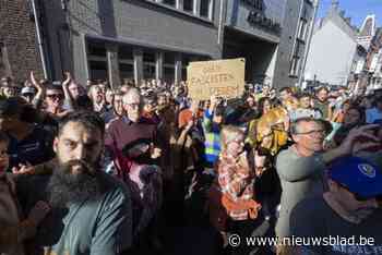 “Geen fascisten in Izegem”: Inwoners komen op straat na doorbreken cordon sanitaire
