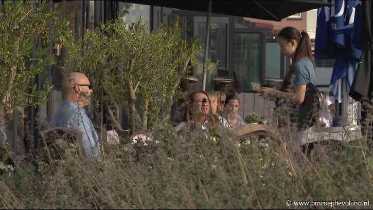 Almere - Buiten is het 20 graden, binnen is de kerstmarkt!