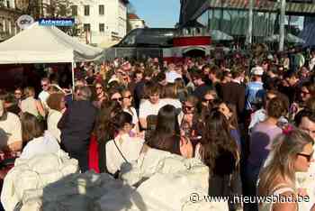 Exotische markt trekt veel zonnekloppers door zonnige herfstdag