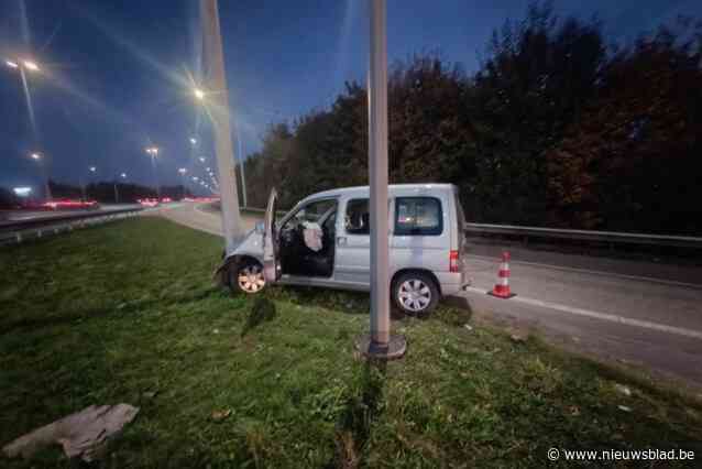 Lichtgewond na botsing tegen verlichtingspaal