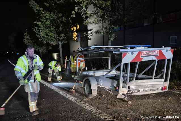 Aanhangwagen dwars op N42 achtergelaten