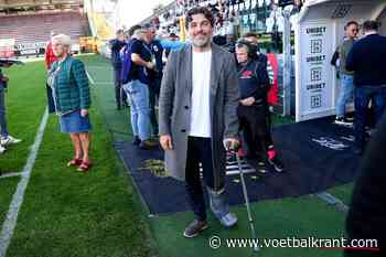 Mehdi Bayat met een bezorgd gezicht op de tribune: de Charleroi-supporters hadden geen medelijden met hem