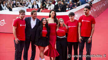 Festa del Cinema di Roma, Elodie sul red carpet con i ragazzi e le ragazze di Save the Children