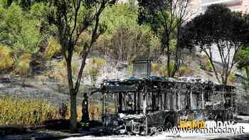 Incendio su via Appia Nuova: bus della Roma Tpl in fiamme