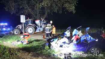 Auto stößt frontal gegen Traktor und wird von Fahrbahn geschleudert: Fahrer (71) schwer verletzt