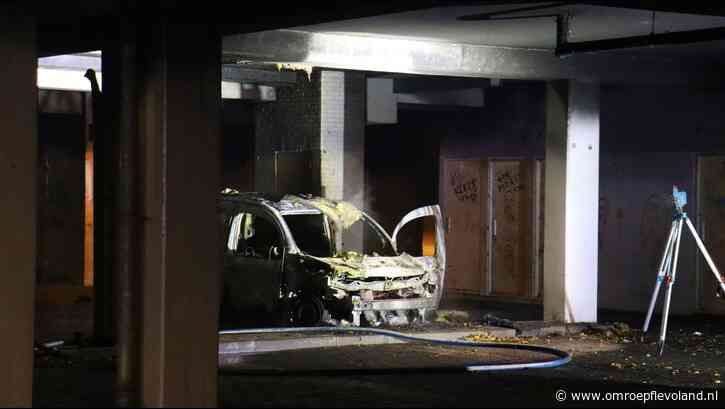 Lelystad - Woningen ontruimd vanwege autobrand in parkeergarage