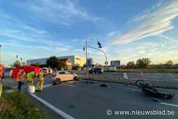 Auto rijdt in op stilstaande motorrijder aan verkeerslichten: slachtoffer overleden na zware klap