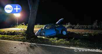 Pattensen: Tödlicher Unfall auf L402: 82-jähriger Laatzener fährt gegen Baum