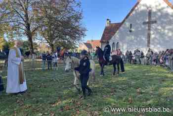 Deken Jef Barzin wijdt de dieren aan kapel Heuvels